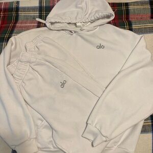 ALO Yoga Accolade set White Apparel with Silver Logo